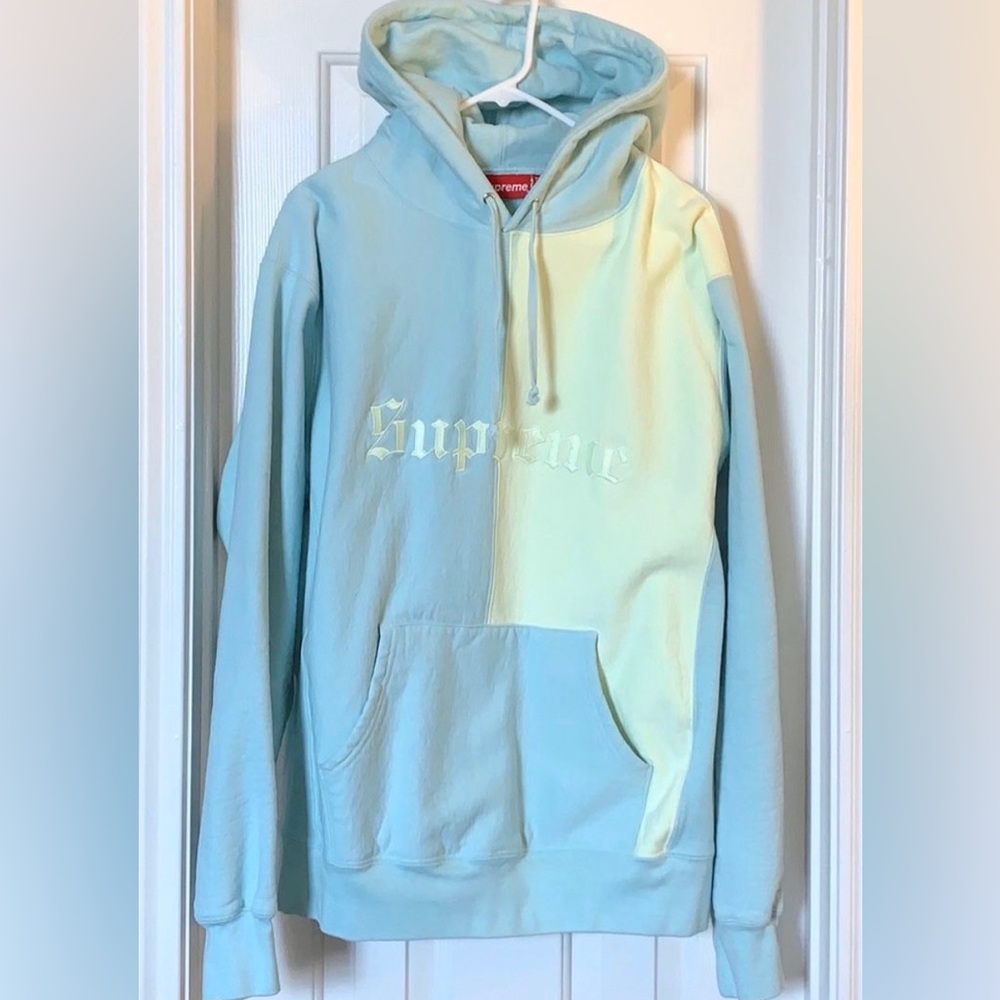 SUPREME - SPLIT OLD ENGLISH HOODIE ICE
BLUE